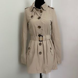 Trench coat with belt, pockets, front button